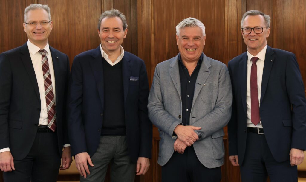 Besiegelten die Partnerschaft für das neue 5* Falkensteiner Hotel Saalbach-Hinterglemm (v.l.n.r.): Andreas Derndorfer (RVS), Otmar Michaeler und Erich Falkensteiner (beide FMTG), Heinz Konrad (RVS-Generaldirektor).