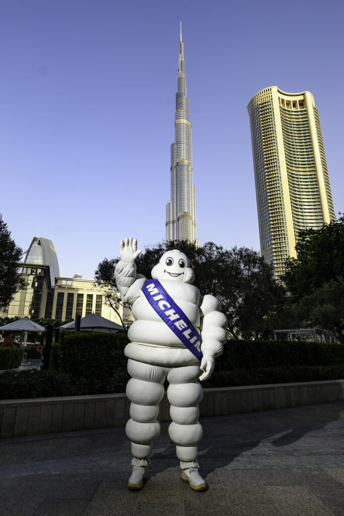 Das Michelin-Maskottchen „Bibendum“ vor dem Burj Khalifa.