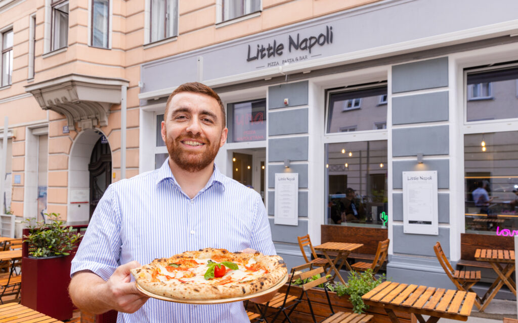 Gastronom Vage Yeritsyan vor dem Little Napoli 1060 in Wien
